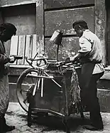 Scherenschleifer mit Schleifkarren in Wien, um 1905–1914