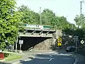 An der Eisenbahnbrücke der Nahetalbahn in Ottweiler biegt das Fahrzeug von der L&nbsp;124 in die hier endende B&nbsp;420, Blickrichtung: NW
