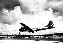 Enola Gay bei der Landung nach dem Atombombenabwurf auf Hiroshima am 6.&nbsp;August 1945