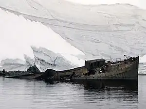 Wrack des norwegischen Fabrikschiffs Guvernøren vor Enterprise Island im Foyn Harbour