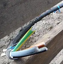 Erdkabel im Niederspannungsnetz mit Aluminiumleitern (hier vom Typ NAYY), teilvorbereitet für die Montage einer Garnitur (Muffe)
