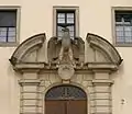 Entnazifizierter Reichsadler mit herausgemeißeltem Hakenkreuz über dem Eingang des Amtsgerichts Erlangen