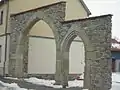 Hoftor vor dem Gemeindehof und dem Sitz der Feuerwehr
