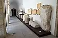 Römische Inschriften und Bauelemente im Museum von Évora.