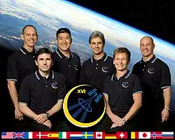 v. l. n. r. Vorne: Juri Malenchenko, Peggy WhitsonHinten: Clay Anderson, Daniel Tani, Léopold Eyharts, Garrett Reisman,