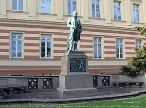 Denkmal von Friedrich August Kekulé von Stradonitz vor dem Chemischen Institut Bonn, 2006