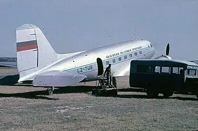 Eine TABSO-Lissunow Li-2 am Flughafen Gorna Orjachowiza, 1956 (Rumpfaufschrift Български въздушен транспорт [Balgarski wasduschen transport])