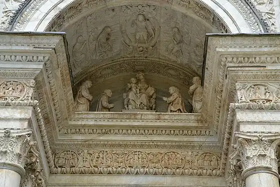 Benedetto Briosco, der Bogen des Portals (1501).