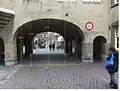 unsichere Beschilderung. Beispiel: Ein Fahrzeug mit 2,5&nbsp;m Breite und 3,15 m Höhe, das erlaubterweise die Durchfahrt versucht, stößt dennoch schon bei 3,13 m an