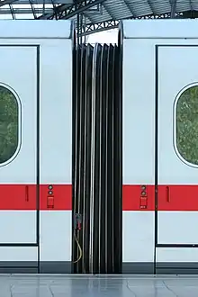 Druckdichter Faltenbalg-Wagenübergang zwischen zwei Wagen eines ICE 1