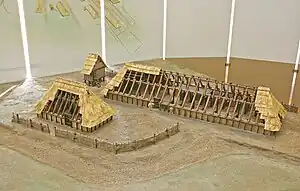 Modell einer Hofwurt auf Feddersen-Wierde mit langem Wohnstallhaus, Speicher und Viehstall