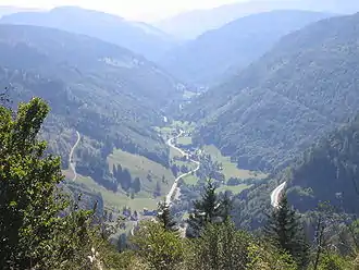Blick vom Feldberg nach Brandenberg-Fahl. Rechts erkennt man die Passstraße.