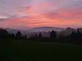 Blick von der L&nbsp;3102 nahe Brandau westsüdwestwärts zum Felsberg