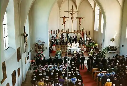 Altarraum nach 1973 mit Kreuzigungsgruppe