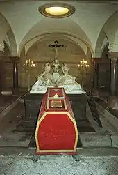 Doppelsarkophag für August von Sachsen-Coburg und seiner Frau Clementine d’Orléans, davor der Sarg Ferdinand von Bulgariens