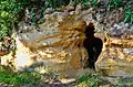 Einer der Höhleneingänge der Cave de Ferrand