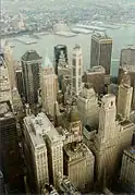 20&nbsp;Exchange Place rechts der Bildmitte, 40 Wall Street links (Anno­tierte Aufnahme aus dem World Trade Center 1997)