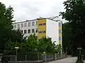 Neubau des Sebastian-Finsterwalder-Gymnasiums mit von Schülern gebauter Solaranlage (oben rechts)