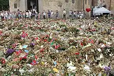 Blumen als Zeichen der Trauer nach den Terroranschlägen vom 22.&nbsp;Juli 2011