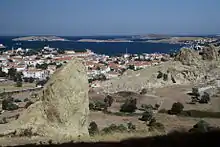 Eski Foça, Blick über die Altstadt zu den Sirenen-Inseln