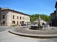 Dorfplatz mit dem Brunnen Le Griffoul (17.&nbsp;Jahrhundert)