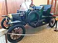 Mit einem mechanisch betätigten Klaxon ausgestatteter Ford Modell T (1914)