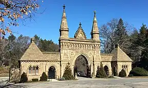 Eingangsportal zum Friedhof