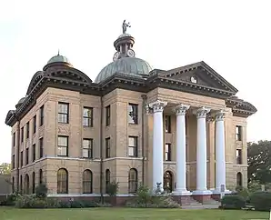 Das Fort Bend County Courthouse in Richmond, gelistet im NRHP mit der Nr. 80004119