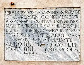 Inschrift an der Kirche Santa Maria sopra Minerva in Rom; Francesco Orsini (†&nbsp;1503), 4.&nbsp;Herzog von Gravina, hatte als Stadt­präfekt mit eigenem Vermögen dazu bei­getragen, dass der Bau der Kirche voll­endet wurde