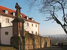 Profil des Gästehauses des Klosters Frauenberg und Blick auf Fulda