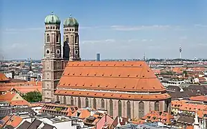 Hohe Turmschäfte mit kleinen Turmhelmen bei der Frauenkirche (München)
