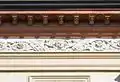 Detail des Frieses am Traufgesims