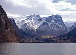Fresvik mit dem Fresvikbreen im Hintergrund
