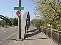 Fahrbahn und die beiden 63&nbsp;m weit gespannten Hauptträger, 2009