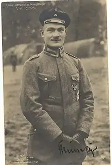 Fritz Rumey, 45&nbsp;Luftsiege, stürzte am 27. September 1918 tödlich ab, als sich nach dem Absprung aus seinem abstürzenden Flugzeug sein Fallschirm nicht öffnete