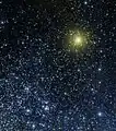 Der Kugelsternhaufen NGC&nbsp;362 (oben rechts, gelblich) aufgenommen von GALEX; links unten ist der Außenbereich (bläulich) der kleinen Magellanschen Wolke erkennbar