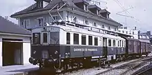 ABDe 2/4 151, 1931 an die FMA geliefert, mit einem Personenzug mit Güterbeförderung in Bulle