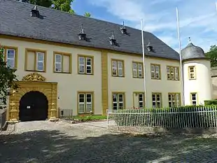 Das Hauptportal und der rechte Flügel des Schlosses