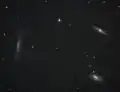 Das Leo-Triplett.Die Galaxien Messier 65 rechts oben, Messier 66 rechts unten und NGC 3628 links. Der hellste Stern auf der Aufnahme, oben in der Mitte gelegen, ist HD&nbsp;98388 (7,14&nbsp;mag).
