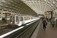 Visuelle Signalisierung der Einfahrt eines Zugs durch Warnleuchten an der Bahnsteigkante(Gallery&nbsp;Place, Washington,&nbsp;D.C.)