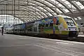 X 76697 mit Ganzreklame im Bahnhof Reims