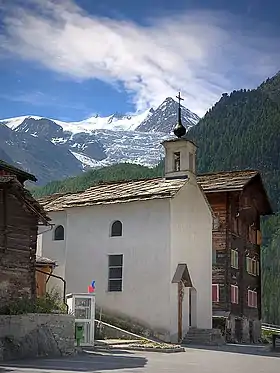 Kapelle Ried St. Theodul (1661,6&nbsp;m&nbsp;ü.&nbsp;M.) mit Riedgletscher (im Hintergrund), von rechts Dürrenhorn (4035&nbsp;m), Hohberghorn (4219&nbsp;m), Stecknadelhorn (4241&nbsp;m) und Nadelhorn (4327&nbsp;m) der Mischabel