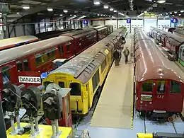 Historische Fahrzeuge der London&nbsp;Underground im Museumsdepot des London&nbsp;Transport&nbsp;Museum