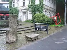 Steinskulpturen von Rolf Jörres vor dem Museum