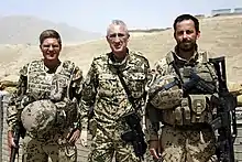 Generalmajor Markus Kneip bei der Kommandoübergabe von Oberstleutnant Hübner (r.) an Oberstleutnant Mirow (l.) im August 2011