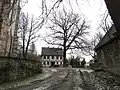 Drei Gedenkbäume an der Kirche