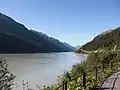 Die Kaunertaler Gletscherstraße entlang des Gepatschspeichers, im Hintergrund die Staumauer.
