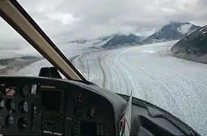 Meade-Gletscher (rechts) vereinigt sich mit einem Nebengletscher knapp 11 km oberhalb des unteren Gletscherendes