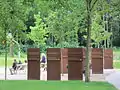 Inschriften auf eisernen Tafeln im Mehrgenerationenpark