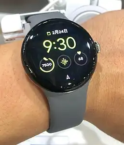 Google Pixel Watch in der Farbe Polished Silver